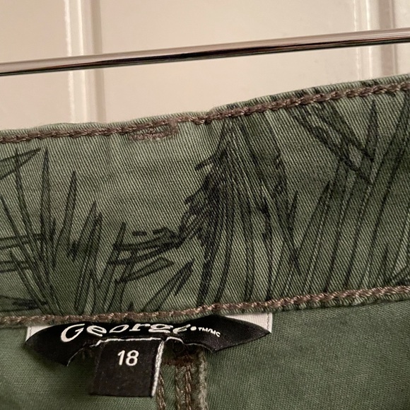 Leave print shorts - Picture 3 of 4